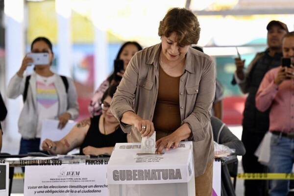 Gracias al esfuerzo de sus padres, Delfina Gómez recibió la educación que le ha permitido superarse en la vida