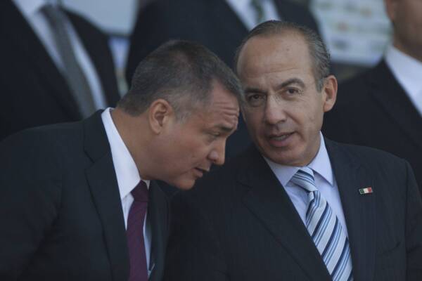 MÉXICO, D.F., 02JUNIO2012.- Genaro García Luna, secretario de Seguridad Pública Federal, y Felipe Calderón Hinojosa, Presidente de México, durante la ceremonia del Día del Policía en el Centro del Mando de la Policía Federal. FOTO: MOISÉS PABLO /CUARTOSCURO.COM