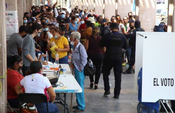 Largas filas en las casillas de Acapulco provocó la molestia de los electores que tuvieron que esperar por horas para emitir su voto.